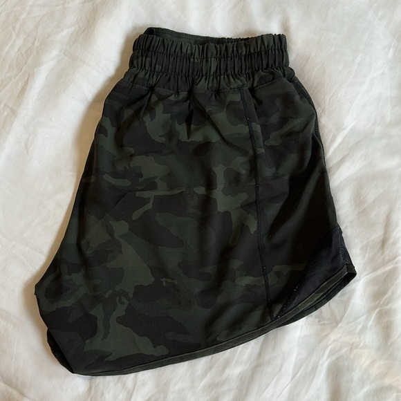 Lululemon- Hotty Hot Low-Rise Short 4” 🍋 - Picture 3 of 3